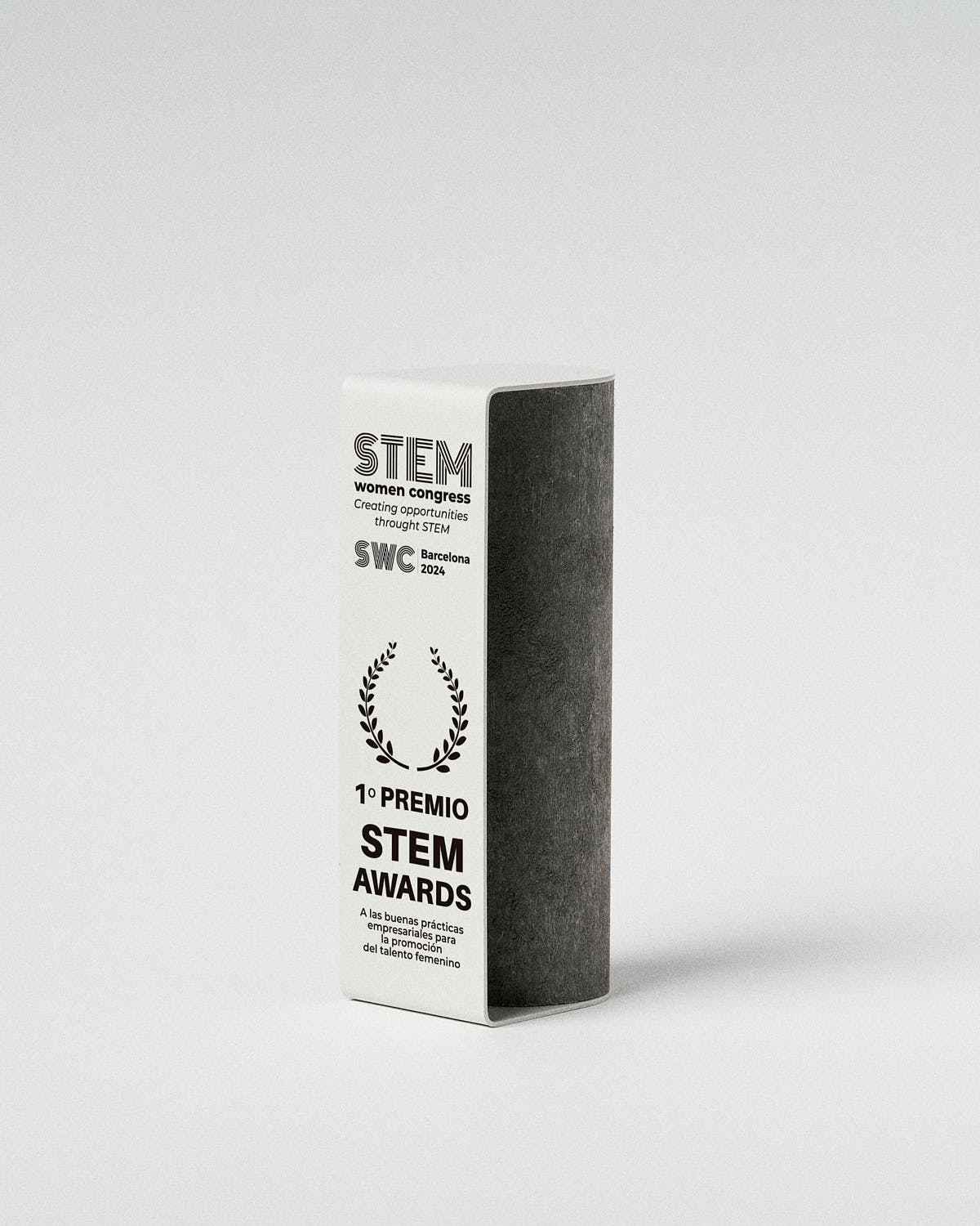 personalizaci&oacute;n trofeo Totem CLOT Sustain Awards